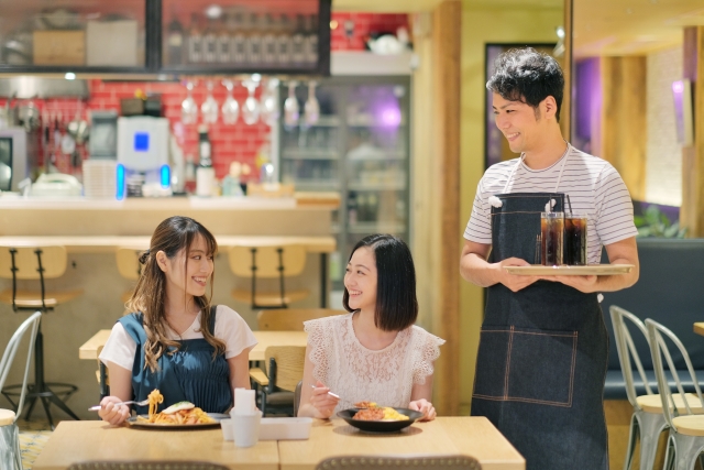 広島市南区でレストランバイトするならココ！試合観戦後の来店客でにぎわう駅前エリア！